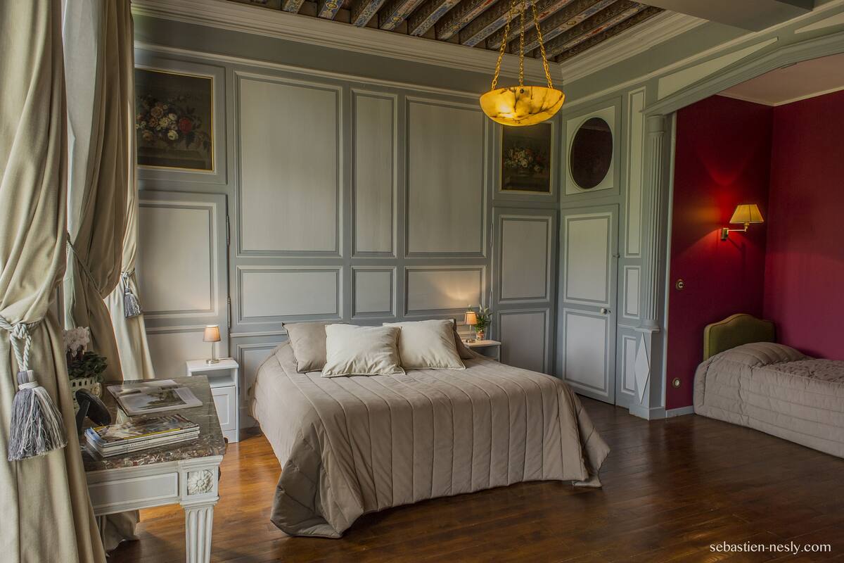 Double Room (Favard) | Blackout drapes, individually decorated, individually furnished