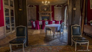 Couples dining - Chateau de Prye (La Fermete)