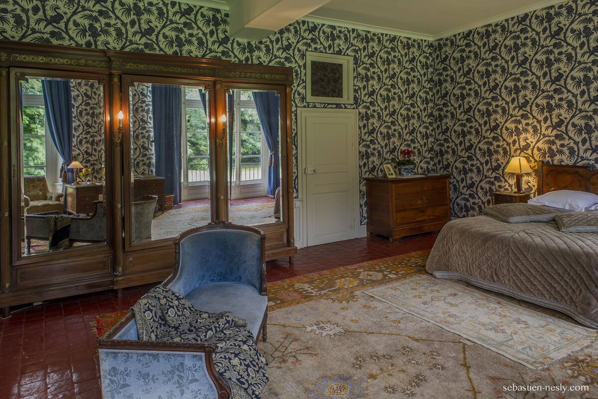 Double Room (Paons) | Blackout drapes, individually decorated, individually furnished