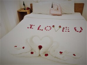 H Hostel Deluxe Room | Blackout curtains, free WiFi, bed sheets - H Best Hostel Cafe Saigon (Ho Chi Minh City)