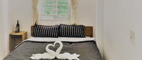 H Hostel Deluxe Room | Blackout curtains, free WiFi, bed sheets