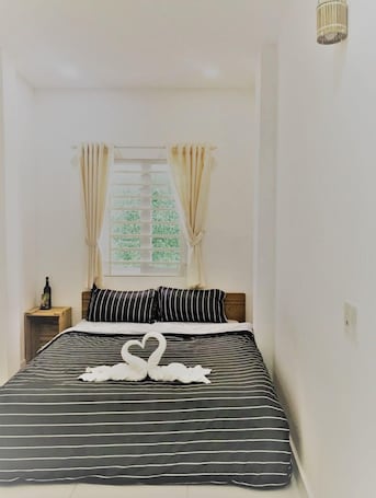 Cortinas blackout, wifi gratis y ropa de cama