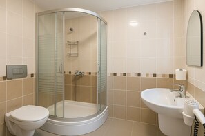 Standard Room | Bathroom | Shower, rainfall showerhead, hair dryer, towels