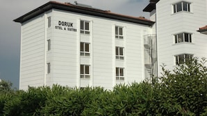 A white building with the sign "DORUK HOTEL & SUITES" on the side. - Doruk Hotel and Suites (Marmaris)