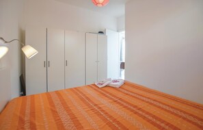 2 bedrooms, travel cot, free WiFi, bed sheets