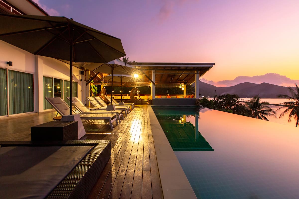 Beach Villa Phangan 5 Bedrooms | 2 camere, una cassaforte in camera, una scrivania, tende oscuranti