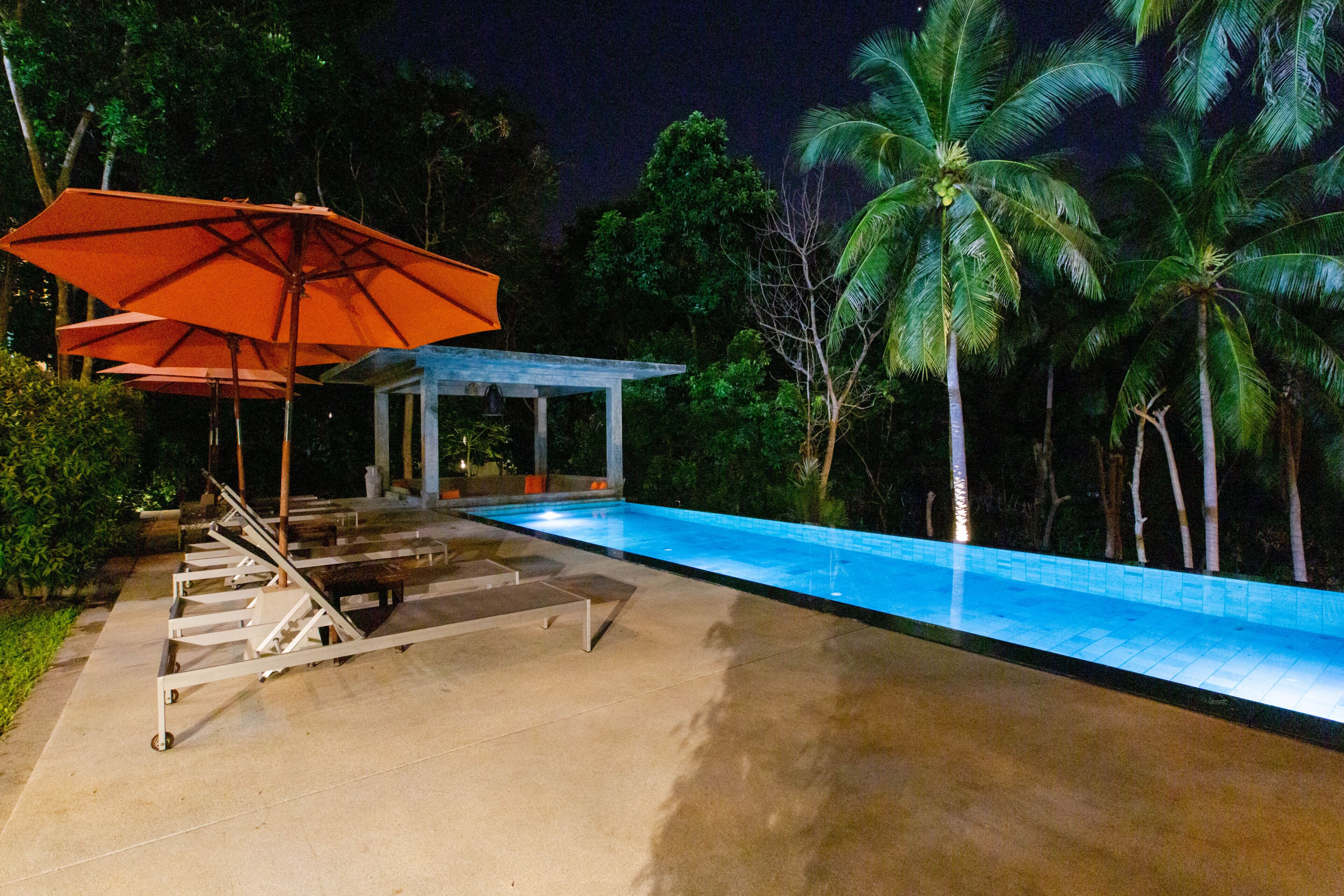 สระว่ายน้ำกลางแจ้ง เปิด 8:00 น. ถึง 20:00 น., คาบาน่าฟรี