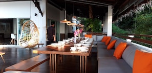 Se sirven almuerzos, cenas y cocina internacional 