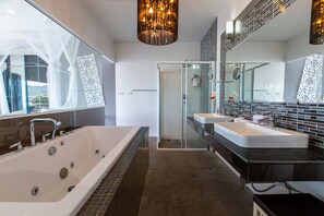 Beach Villa Phangan 5 Bedrooms | Badeværelse | Bruser, brusehoved med spredningseffekt, gratis toiletartikler