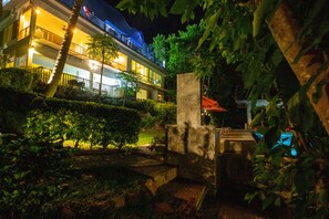 Fachada del alojamiento - Noche