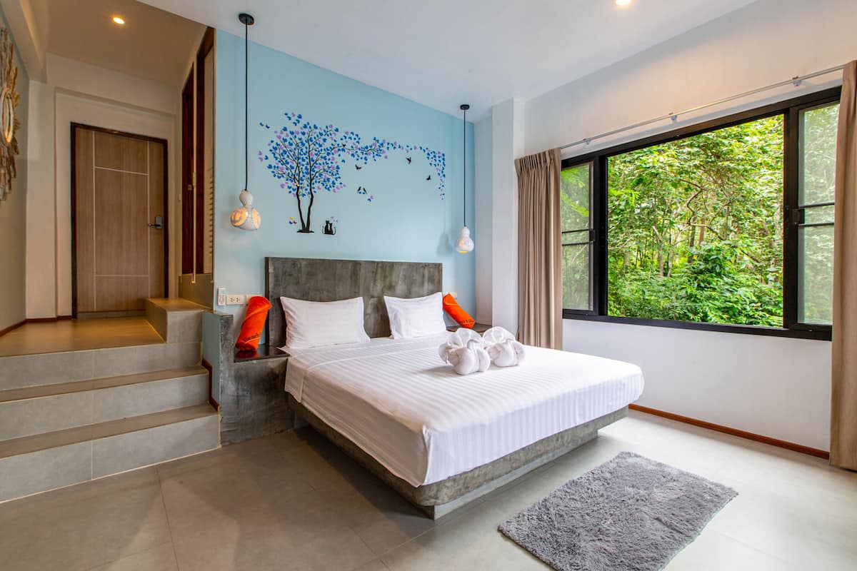 Cozy Beach Front Apartment | 2 camere, una cassaforte in camera, una scrivania, tende oscuranti