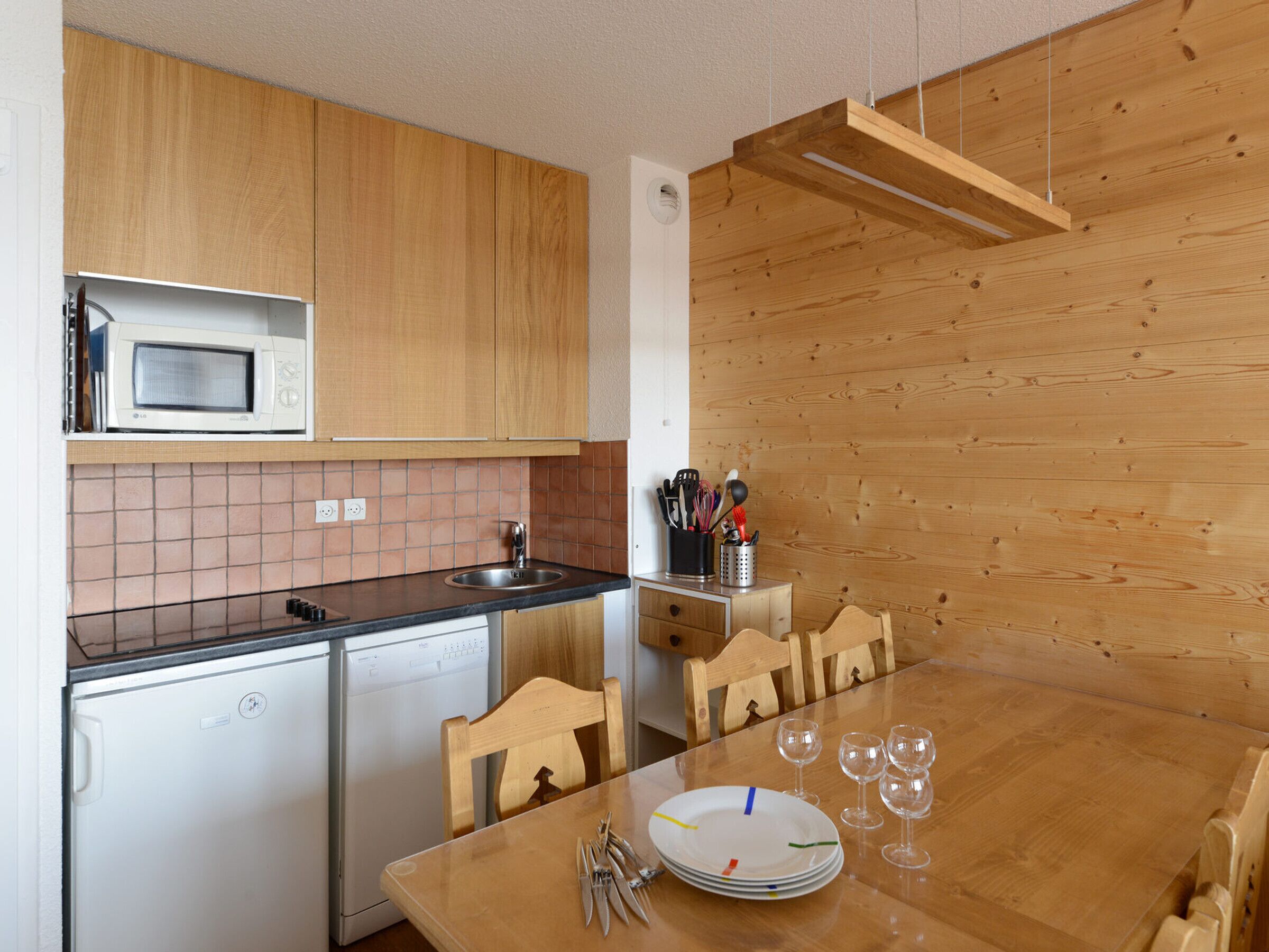 Coffee/tea maker, fridge, microwave, dishwasher