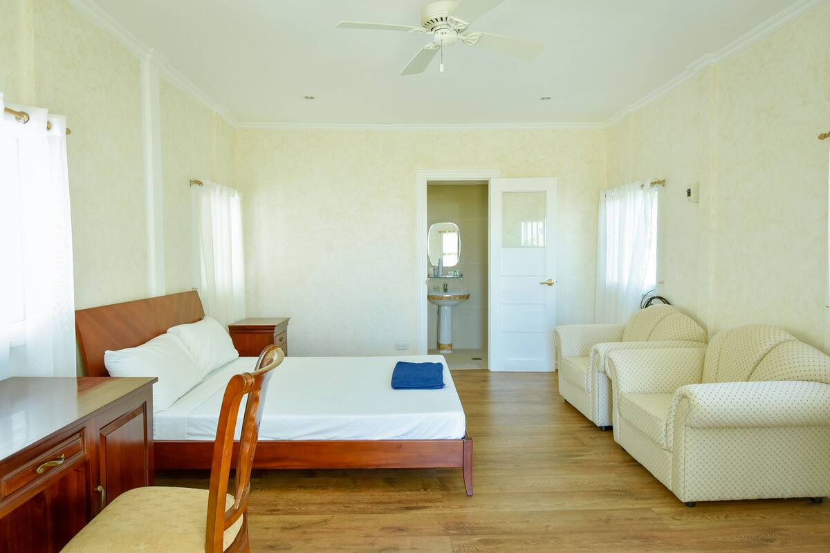 Economy Room | Cadar kapas Mesir, peralatan tempat tidur premium, bar mini, meja