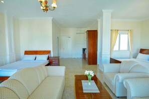 Family Room | Cadar kapas Mesir, peralatan tempat tidur premium, bar mini, meja