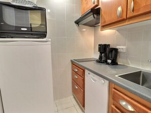 A kitchen with a microwave, coffee maker, and dishwasher. - Functional divisible studio, ski-in/ski-out, pets allowed (Méribel)