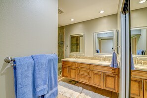 Combined shower/bathtub, hair dryer, towels