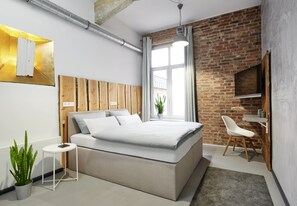 客房内保险箱、办公桌、笔记本电脑工作区、遮光窗帘