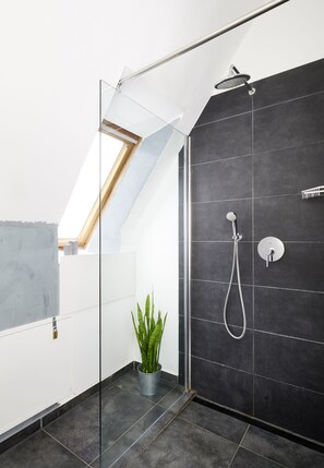 Apartment, 6 Bedrooms | Bathroom | Shower, hair dryer, heated floors, towels - Old Printing House (Hannover)