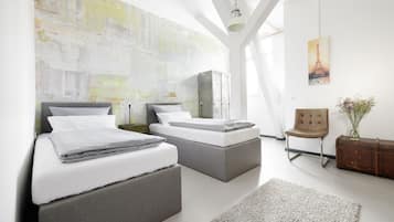Apartment, 2 Bedrooms | 2 camere, una cassaforte in camera, una scrivania, postazione laptop
