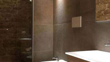Monolocale Luxury | Bagno | Doccia, soffione a pioggia, set di cortesia gratuito, asciugacapelli