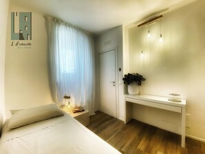 Business Single Room | Individually decorated, individually furnished, desk, soundproofing - L'ArChasetta Historic Apartments (Casamassima)