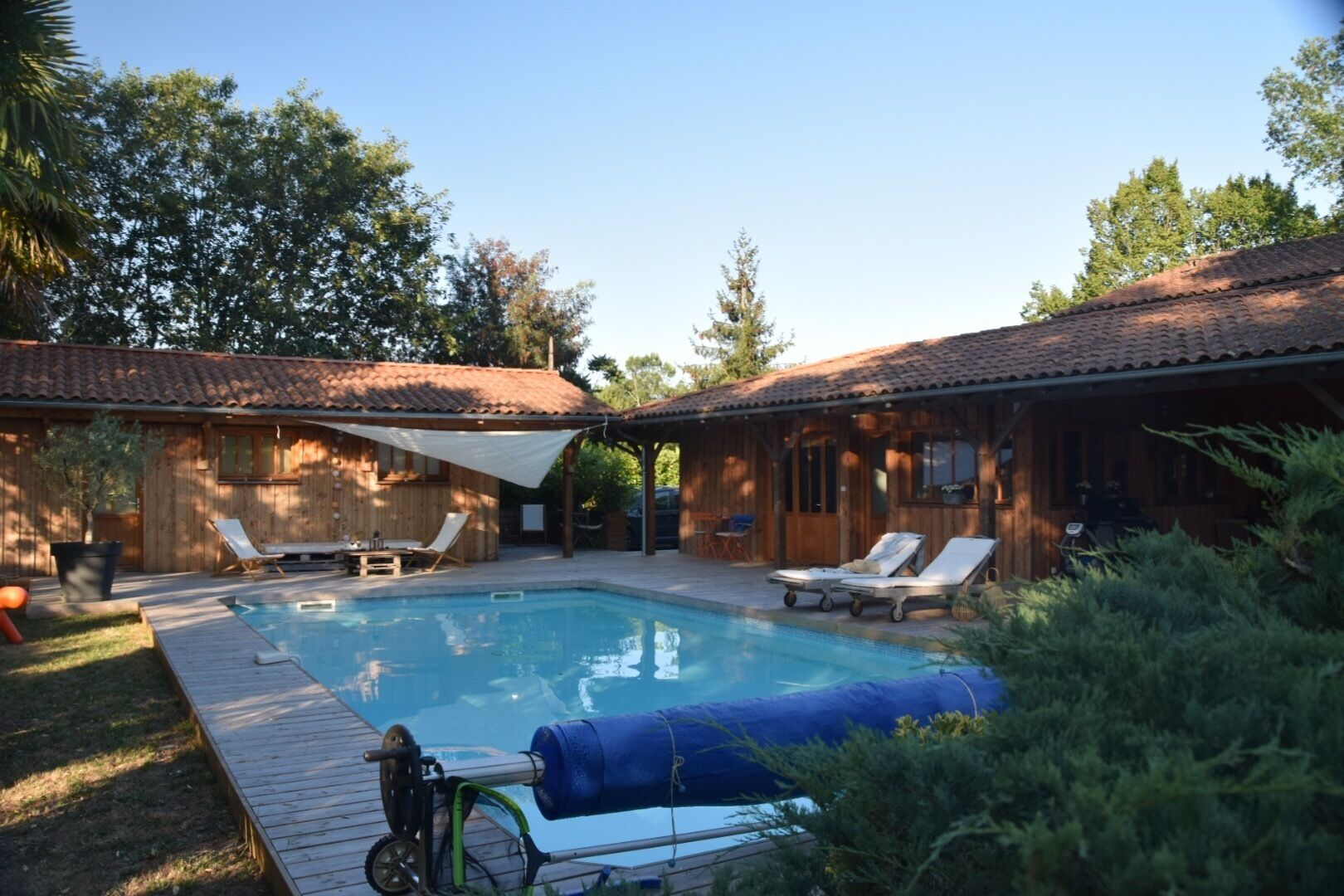 Una piscina al aire libre, tumbonas