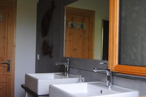 Comfort-dobbeltværelse - privat badev�ærelse - udsigt til pool (Ptit Piquey) | Badeværelse