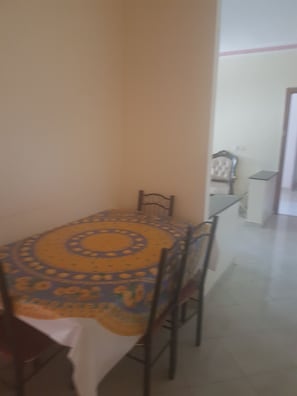 Apartment, 2 Schlafzimmer | Essbereich im Zimmer