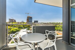 Superior Apartment, 2 Bedrooms | City view - The Apex on Smuts (Johannesburg)