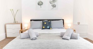 Leilighet, 2 dobbeltsenger, ikke-røyk | Strykejern/-brett, wi-fi (inkludert) og sengetøy