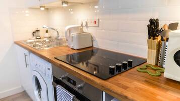 Apartment, 2 Double Beds, Non Smoking | Private kitchen | Fridge, microwave, oven, stovetop