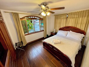 ستائر تعتيم وتجهيزات عازلة للصوت ومكواة/لوح كي وواي فاي مجانًا