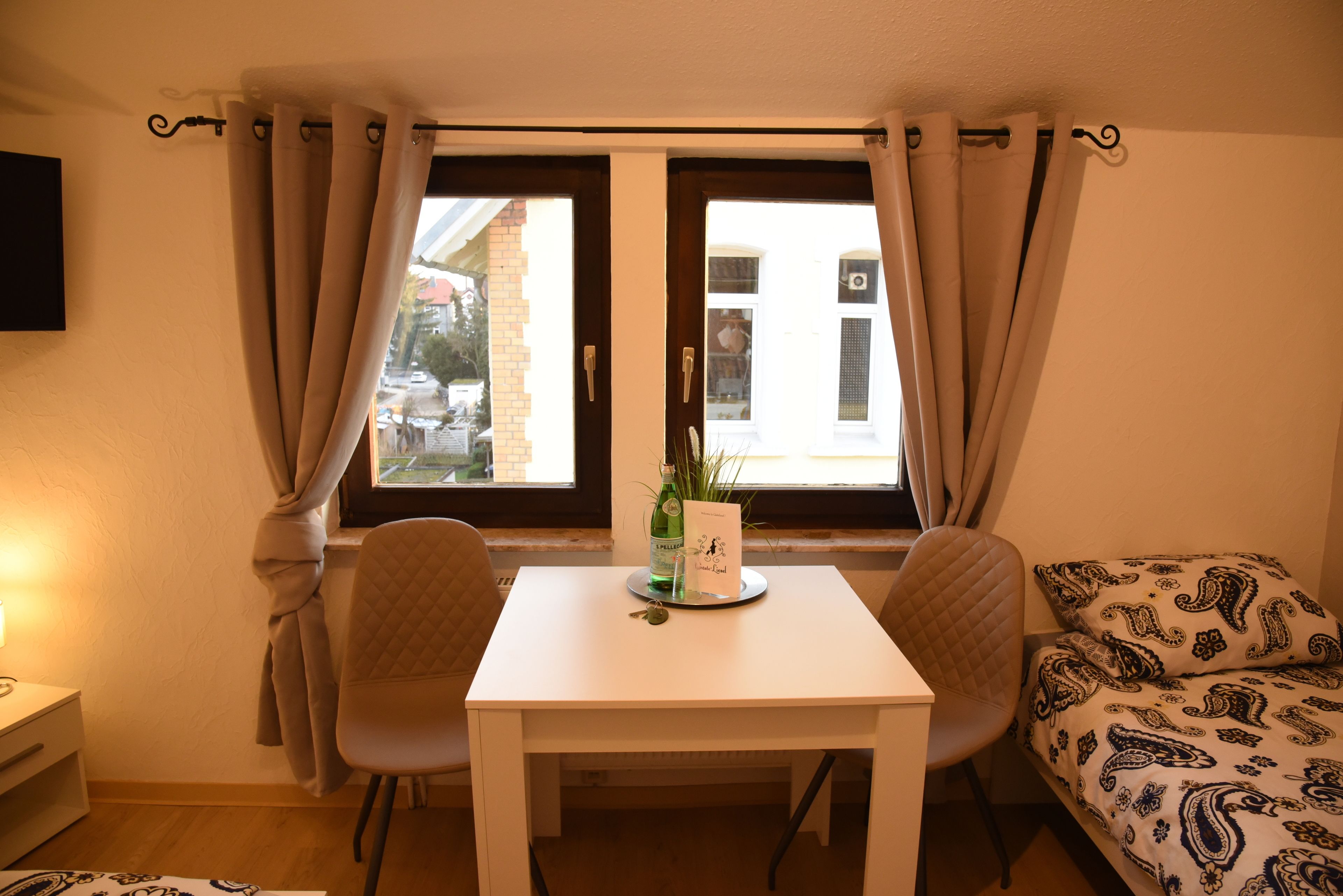 Bureau, Wi-Fi gratuit, draps fournis