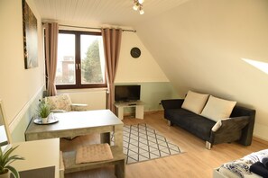 Escritorio, wifi gratis y ropa de cama 