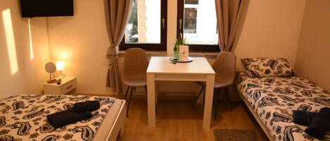 三人房 (Grimm) | 書桌、免費無線上網、床單