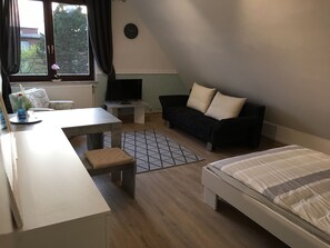 Quadruple Room (Gauss) | Desk, free WiFi, bed sheets - Gästeliesel Göttingen (Goettingen)