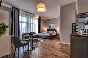 Habitación Deluxe doble, varias camas | Cortinas opacas, tabla de planchar con plancha, wifi gratis