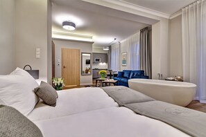 Deluxe appartement (with Balcony) | Verduisterende gordijnen, een strijkplank/strijkijzer, gratis wifi