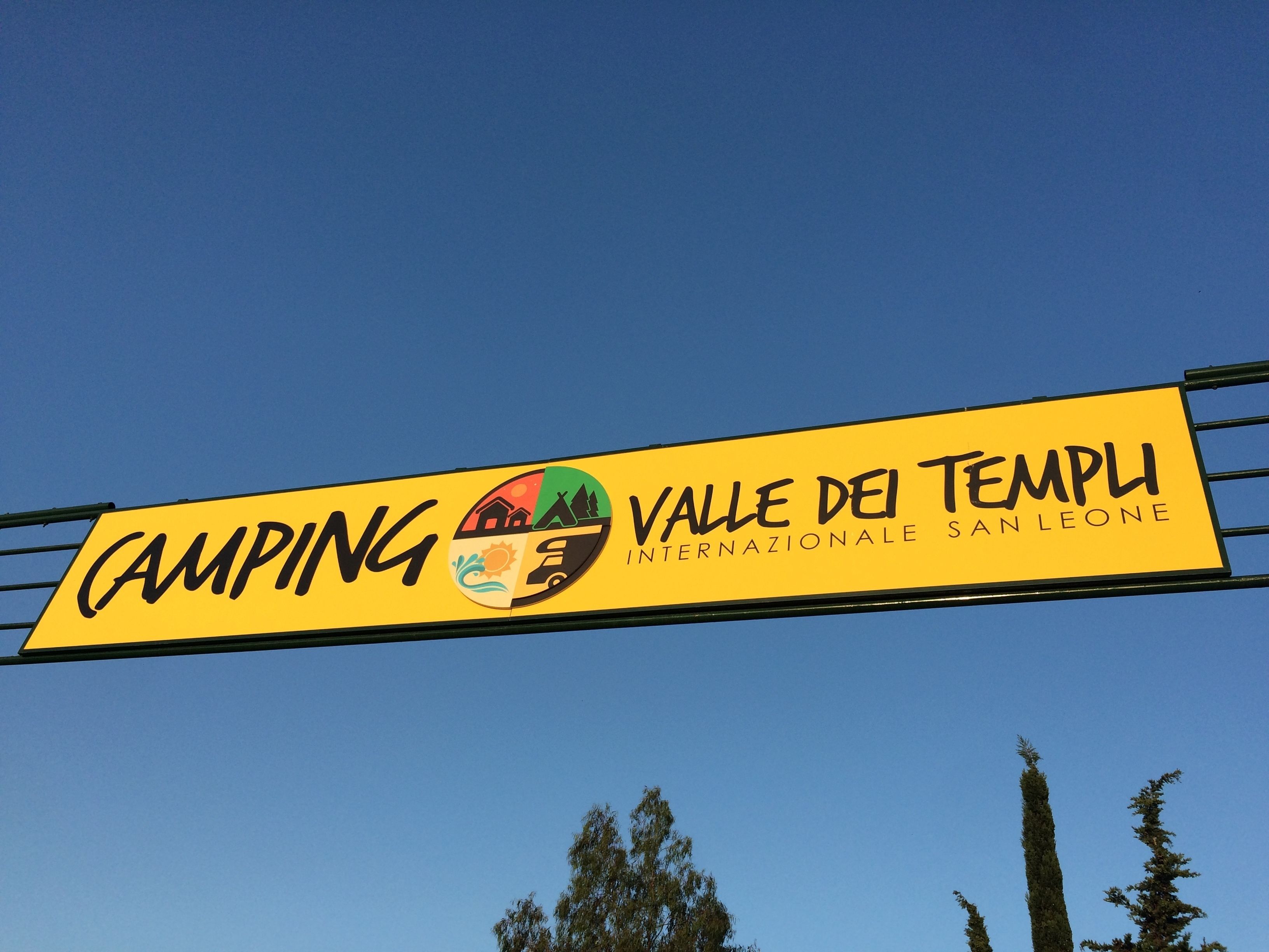 Un panneau indiquant : « CAMPING VALLE DEI TEMPLI INTERNATIONAL SAN LEONE ».