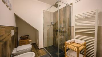 Habitación Deluxe doble | Baño | Ducha, cabezal de ducha tipo lluvia, secador de pelo y bidé