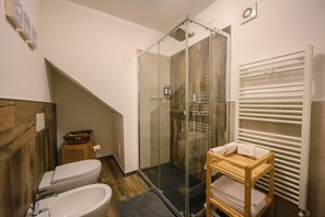 Deluxe Double Room | Bathroom | Shower, rainfall showerhead, hair dryer, bidet - Il Murice B&B (Vezzano Ligure)