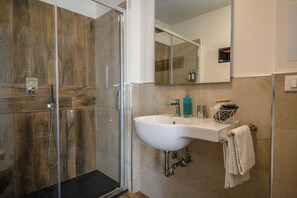 Comfort Double Room | Bilik Mandi | Pancuran mandi, hulu semburan mandi hujan, pengering rambut, bidet 