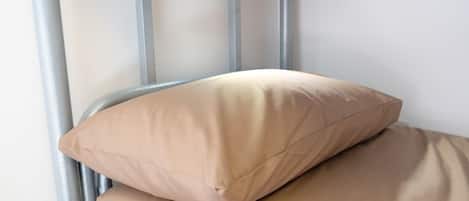 Cortinas blackout, wifi gratis y ropa de cama