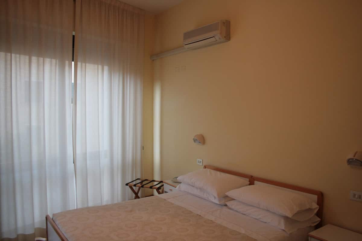 Camera con letto matrimoniale o 2 letti singoli | Una scrivania, Wi-Fi gratuito, lenzuola