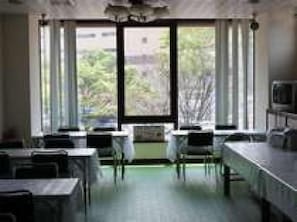 A room with a large window, a table, and chairs. - Green Hotel Shimonoseki (Shimonoseki)