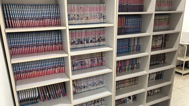 Una biblioteca con múltiples estanterías llenas de libros.