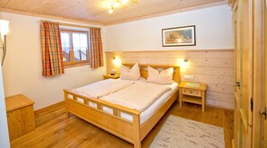 Apartment, 1 Bedroom (Falkensee) | Desk, free cribs/infant beds, free WiFi, bed sheets - Ferienwohnungen Bauregger (Inzell)