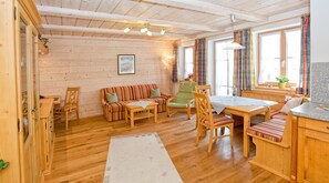 Apartment, 1 Bedroom (Falkensee) | Desk, free cribs/infant beds, free WiFi, bed sheets - Ferienwohnungen Bauregger (Inzell)