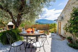 Comfort Single Room, Ensuite, Courtyard View (Le Ventoux) | Breakfast meal