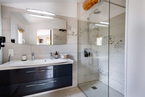 Comfort Single Room, Ensuite, Courtyard View (Le Ventoux) | Bathroom - Gite Les Aiguillans (Mérindol-les-Oliviers)